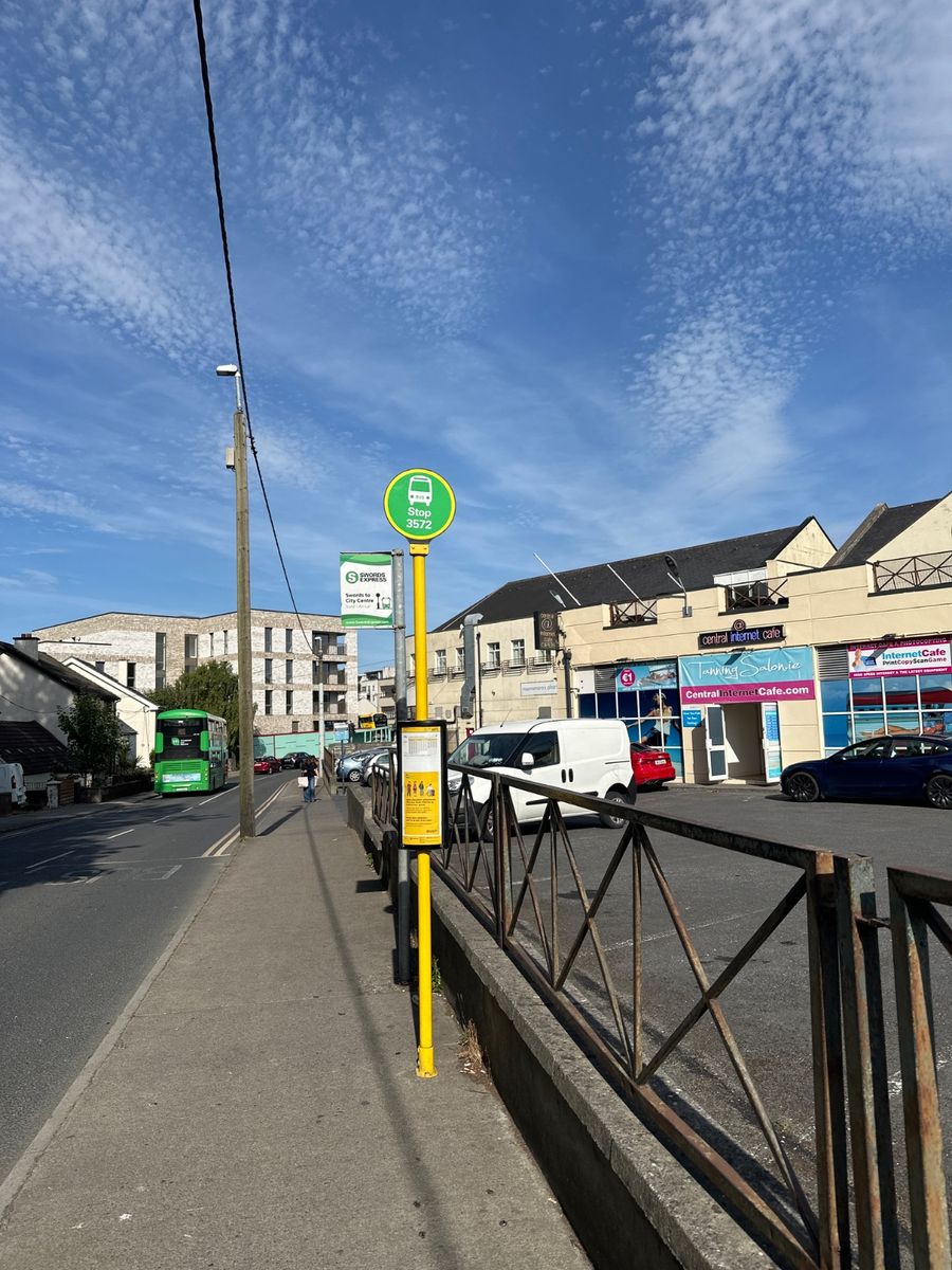 Bus from Highfield Green to Dublin Airport, Abbey St, Eden Quay and Merrion Square South — stop 3572 — bus stop, Forest Road