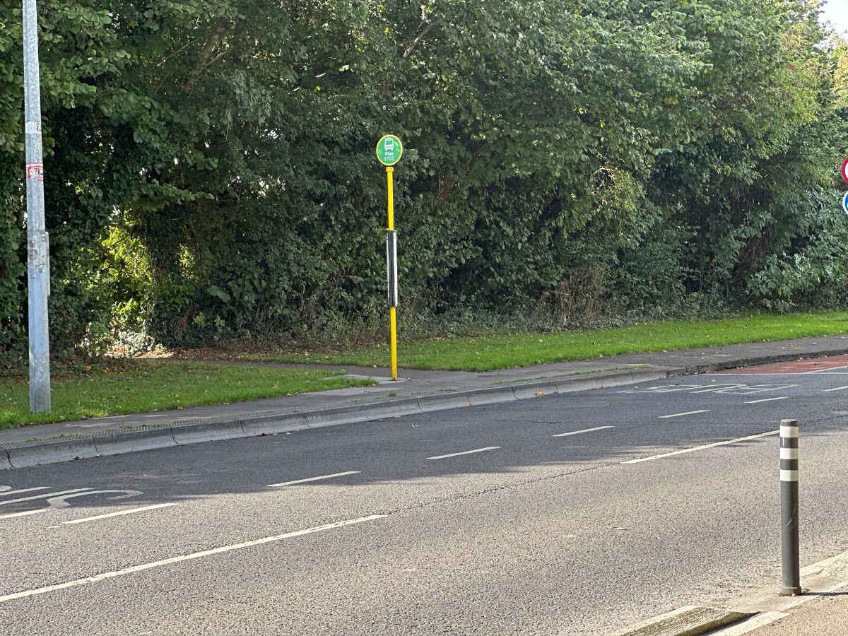 Bus from River Valley Drive to Dublin Airport, Abbey St and Eden Quay — stop 3702 — bus stop, River Valley Road